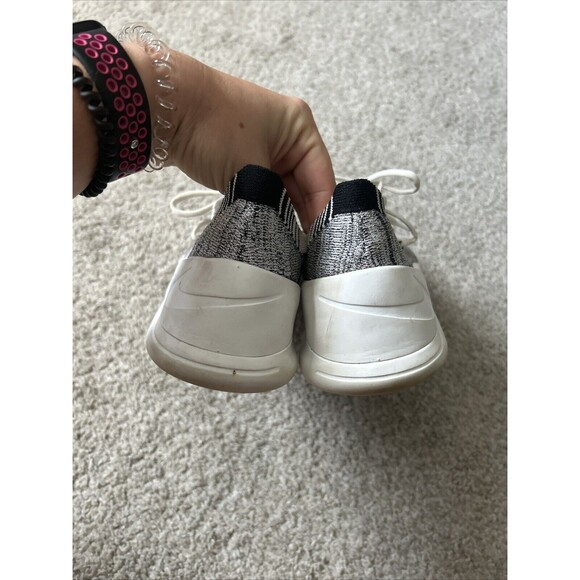 2018 Nike TR Flyknit White/Black Training Shoes 942887-101 Women 8 - Picture 2 of 7